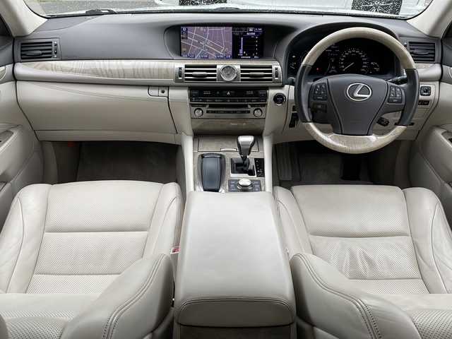 レクサス ＬＳ 600h バージョンL 青森県 2014(平26)年 8.4万km ホワイトパールクリスタルシャイン 4WD/純正HDDナビ・フルセグTV/バックカメラ/ムーンルーフ/セミアニリン革シート/前後席エアシート・シートヒーター/ステアリングヒーター/前後席パワーシート/全ドアイージークローザー/パワートランクリッド/後席3面電動サンシェード/アダプティブハイビーム/純正エンジンスターター/ビルトインETC/アルカンターラルーフ/LEDヘッドライト/LEDフォグランプ/純正18インチアルミ/エアサスコントローラー