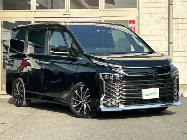 トヨタ ヴォクシー ハイブリッド S－Z 岩手県 2023(令5)年 2.7万km アティチュードブラックマイカ 4WD/純正ナビ/トヨタセーフティーセンス/・レーンディパーチャーアラート/・レーンチェンジアシスト/・プリクラッシュセーフティー/・ブラインドスポットモニター/・フロントクロストラフィックアラート/・リアクロストラフィックアラート/・リアカメラディテクション/・クリアランスソナー/・パーキングサポートブレーキ/・セーフイグジットアシスト/・アドバンスドドライブ/・ロードサインアシスト/・レーダークルーズコントロール/・オートマチックハイビーム/・アダプティブハイビーム/両側パワースライドドア/前後ドライブレコーダー/パノラミックビューモニター/バックカメラ/フロントカメラ/サイドカメラ/パーキングアシスト/シートヒーター/ステアリングヒーター/ステアリングスイッチ/LEDヘッドライト/オートライト/フルセグTV/Bluetooth/CD、DVD/純正17インチアルミホイール/プッシュスタート/スマートキー/スペアキー