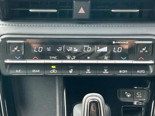 トヨタ ヴォクシー ハイブリッド S－Z 岩手県 2023(令5)年 2.7万km アティチュードブラックマイカ 4WD/純正ナビ/トヨタセーフティーセンス/・レーンディパーチャーアラート/・レーンチェンジアシスト/・プリクラッシュセーフティー/・ブラインドスポットモニター/・フロントクロストラフィックアラート/・リアクロストラフィックアラート/・リアカメラディテクション/・クリアランスソナー/・パーキングサポートブレーキ/・セーフイグジットアシスト/・アドバンスドドライブ/・ロードサインアシスト/・レーダークルーズコントロール/・オートマチックハイビーム/・アダプティブハイビーム/両側パワースライドドア/前後ドライブレコーダー/パノラミックビューモニター/バックカメラ/フロントカメラ/サイドカメラ/パーキングアシスト/シートヒーター/ステアリングヒーター/ステアリングスイッチ/LEDヘッドライト/オートライト/フルセグTV/Bluetooth/CD、DVD/純正17インチアルミホイール/プッシュスタート/スマートキー/スペアキー