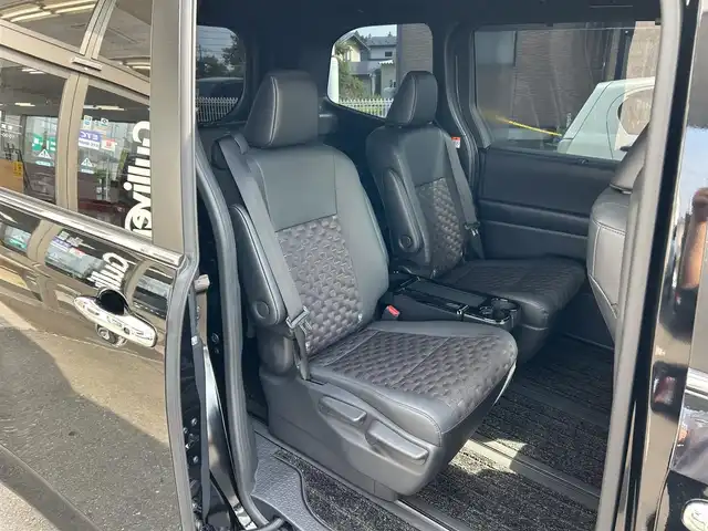 トヨタ ヴォクシー ハイブリッド S－Z 岩手県 2023(令5)年 2.7万km アティチュードブラックマイカ 4WD/純正ナビ/トヨタセーフティーセンス/・レーンディパーチャーアラート/・レーンチェンジアシスト/・プリクラッシュセーフティー/・ブラインドスポットモニター/・フロントクロストラフィックアラート/・リアクロストラフィックアラート/・リアカメラディテクション/・クリアランスソナー/・パーキングサポートブレーキ/・セーフイグジットアシスト/・アドバンスドドライブ/・ロードサインアシスト/・レーダークルーズコントロール/・オートマチックハイビーム/・アダプティブハイビーム/両側パワースライドドア/前後ドライブレコーダー/パノラミックビューモニター/バックカメラ/フロントカメラ/サイドカメラ/パーキングアシスト/シートヒーター/ステアリングヒーター/ステアリングスイッチ/LEDヘッドライト/オートライト/フルセグTV/Bluetooth/CD、DVD/純正17インチアルミホイール/プッシュスタート/スマートキー/スペアキー