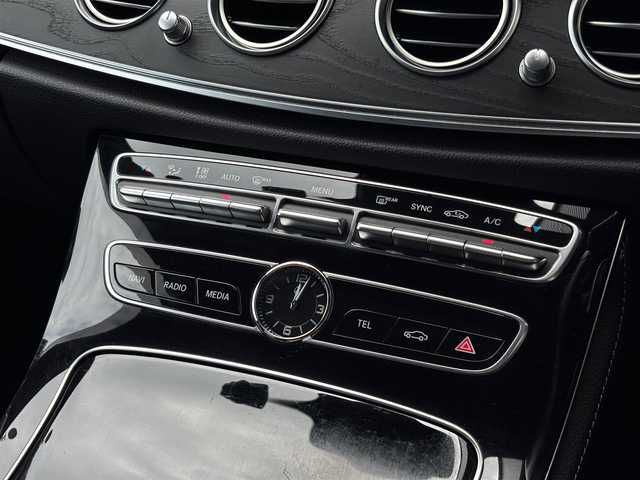 メルセデス・ベンツ Ｍ・ベンツ Ｅ２２０ｄ アバンギャルド AMGライン 山梨県 2019(平31)年 6.5万km オブシディアンブラック 後期　/黒革　/Pサンルーフ /MアンビエントL/純正ＨＤＤナビ/全周囲カメラ/フルセグＴＶ/自動駐車/Ｐシート/シートＨ/マルチビームＬＥＤ/Ａハイビーム/レーダーＳＰ/ステアリングＳ/ＬＫＡ/ＢＳＡ/アップルカープレイ/アンドロイドＡ/保証書