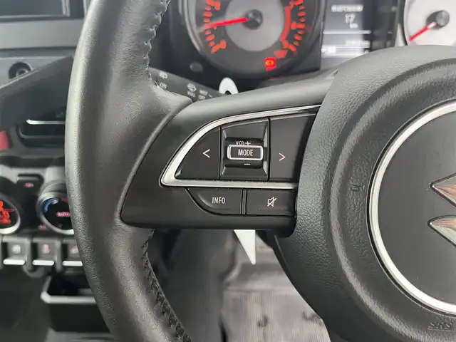 スズキ ジムニー XC 高知県 2023(令5)年 2.8万km ピュアホワイトP ETC/ターボ/AAC/クルーズコントロール/MT車/アイドリングストップ/スマートキー/社外フロアマット/純正16インチアルミホイール/横滑り防止装置/レーンキープアシスト/盗難防止装置/衝突被害軽減システム/オートライト/ヒルディセントコントロール/本革巻きステアリング/運転席＋助手席＋サイドエアバッグ/LEDヘッドライト