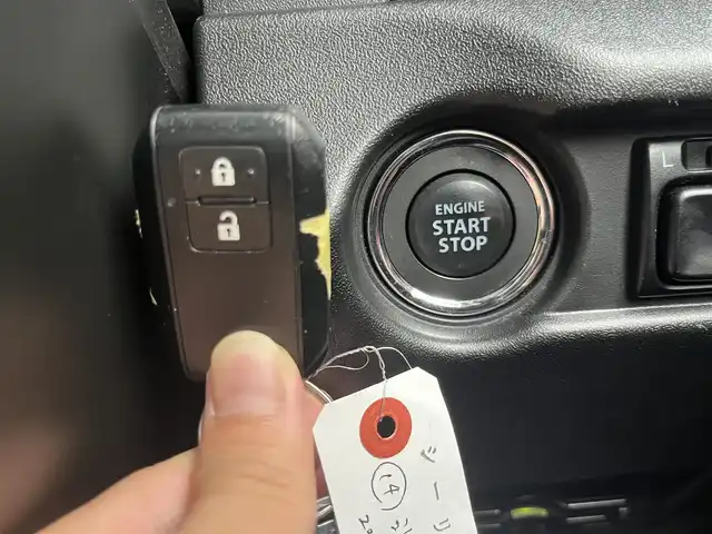 スズキ ジムニー XC 高知県 2023(令5)年 2.8万km ピュアホワイトP ETC/ターボ/AAC/クルーズコントロール/MT車/アイドリングストップ/スマートキー/社外フロアマット/純正16インチアルミホイール/横滑り防止装置/レーンキープアシスト/盗難防止装置/衝突被害軽減システム/オートライト/ヒルディセントコントロール/本革巻きステアリング/運転席＋助手席＋サイドエアバッグ/LEDヘッドライト