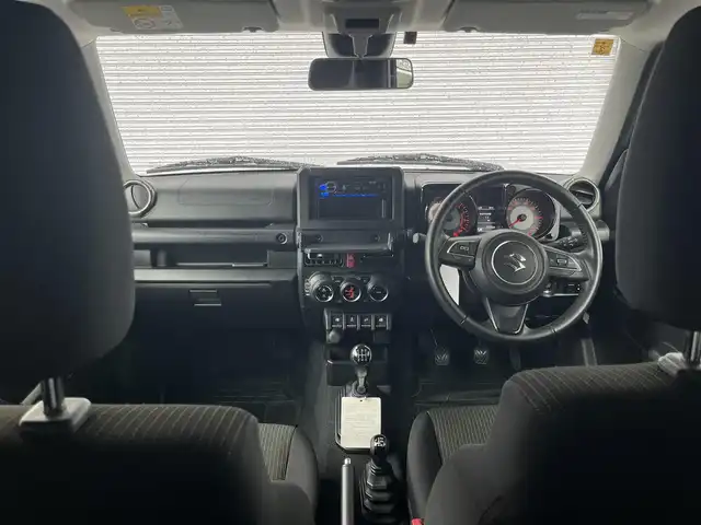 スズキ ジムニー XC 高知県 2023(令5)年 2.8万km ピュアホワイトP ETC/ターボ/AAC/クルーズコントロール/MT車/アイドリングストップ/スマートキー/社外フロアマット/純正16インチアルミホイール/横滑り防止装置/レーンキープアシスト/盗難防止装置/衝突被害軽減システム/オートライト/ヒルディセントコントロール/本革巻きステアリング/運転席＋助手席＋サイドエアバッグ/LEDヘッドライト