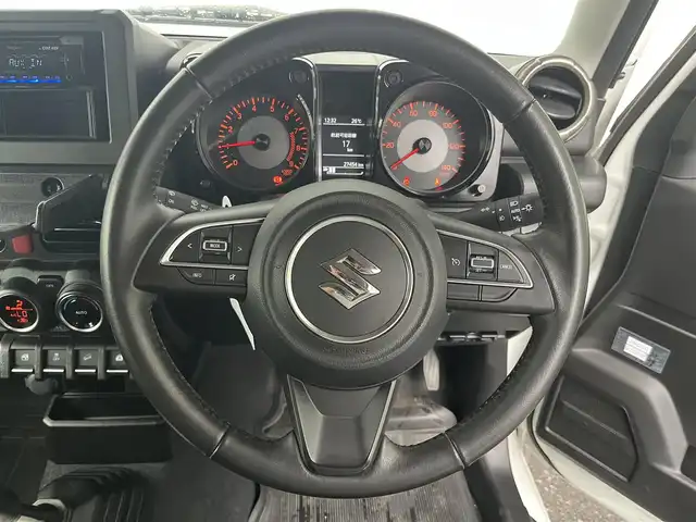 スズキ ジムニー XC 高知県 2023(令5)年 2.8万km ピュアホワイトP ETC/ターボ/AAC/クルーズコントロール/MT車/アイドリングストップ/スマートキー/社外フロアマット/純正16インチアルミホイール/横滑り防止装置/レーンキープアシスト/盗難防止装置/衝突被害軽減システム/オートライト/ヒルディセントコントロール/本革巻きステアリング/運転席＋助手席＋サイドエアバッグ/LEDヘッドライト