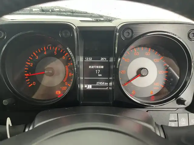 スズキ ジムニー XC 高知県 2023(令5)年 2.8万km ピュアホワイトP ETC/ターボ/AAC/クルーズコントロール/MT車/アイドリングストップ/スマートキー/社外フロアマット/純正16インチアルミホイール/横滑り防止装置/レーンキープアシスト/盗難防止装置/衝突被害軽減システム/オートライト/ヒルディセントコントロール/本革巻きステアリング/運転席＋助手席＋サイドエアバッグ/LEDヘッドライト