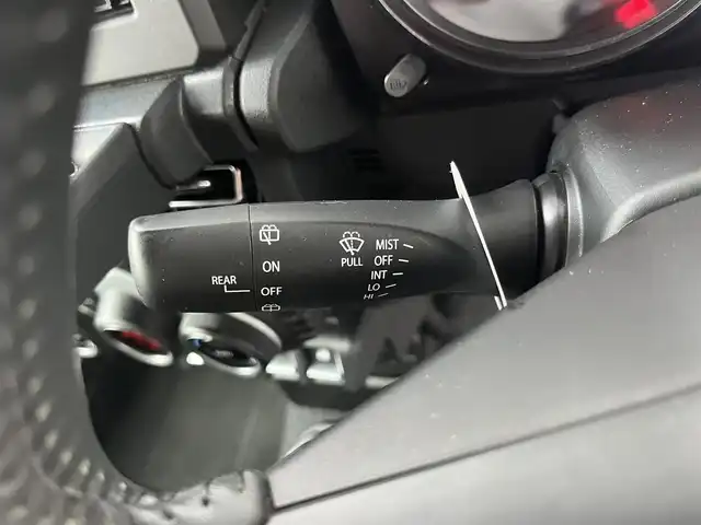 スズキ ジムニー XC 高知県 2023(令5)年 2.8万km ピュアホワイトP ETC/ターボ/AAC/クルーズコントロール/MT車/アイドリングストップ/スマートキー/社外フロアマット/純正16インチアルミホイール/横滑り防止装置/レーンキープアシスト/盗難防止装置/衝突被害軽減システム/オートライト/ヒルディセントコントロール/本革巻きステアリング/運転席＋助手席＋サイドエアバッグ/LEDヘッドライト