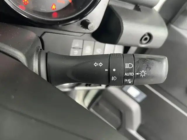 スズキ ジムニー XC 高知県 2023(令5)年 2.8万km ピュアホワイトP ETC/ターボ/AAC/クルーズコントロール/MT車/アイドリングストップ/スマートキー/社外フロアマット/純正16インチアルミホイール/横滑り防止装置/レーンキープアシスト/盗難防止装置/衝突被害軽減システム/オートライト/ヒルディセントコントロール/本革巻きステアリング/運転席＋助手席＋サイドエアバッグ/LEDヘッドライト