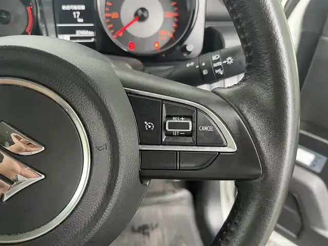 スズキ ジムニー XC 高知県 2023(令5)年 2.8万km ピュアホワイトP ETC/ターボ/AAC/クルーズコントロール/MT車/アイドリングストップ/スマートキー/社外フロアマット/純正16インチアルミホイール/横滑り防止装置/レーンキープアシスト/盗難防止装置/衝突被害軽減システム/オートライト/ヒルディセントコントロール/本革巻きステアリング/運転席＋助手席＋サイドエアバッグ/LEDヘッドライト