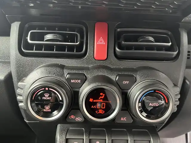 スズキ ジムニー XC 高知県 2023(令5)年 2.8万km ピュアホワイトP ETC/ターボ/AAC/クルーズコントロール/MT車/アイドリングストップ/スマートキー/社外フロアマット/純正16インチアルミホイール/横滑り防止装置/レーンキープアシスト/盗難防止装置/衝突被害軽減システム/オートライト/ヒルディセントコントロール/本革巻きステアリング/運転席＋助手席＋サイドエアバッグ/LEDヘッドライト