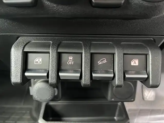 スズキ ジムニー XC 高知県 2023(令5)年 2.8万km ピュアホワイトP ETC/ターボ/AAC/クルーズコントロール/MT車/アイドリングストップ/スマートキー/社外フロアマット/純正16インチアルミホイール/横滑り防止装置/レーンキープアシスト/盗難防止装置/衝突被害軽減システム/オートライト/ヒルディセントコントロール/本革巻きステアリング/運転席＋助手席＋サイドエアバッグ/LEDヘッドライト