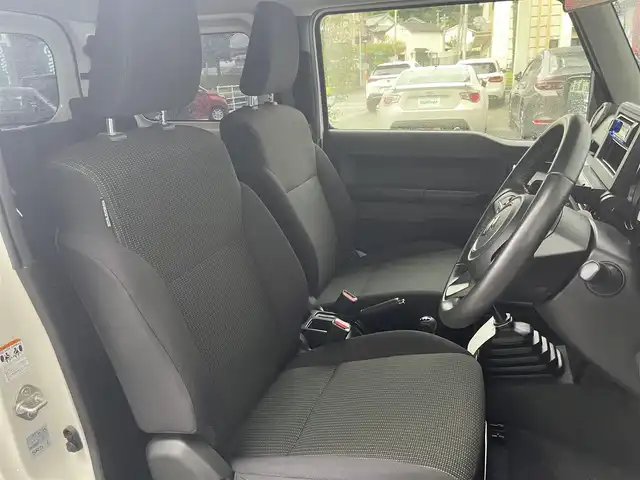 スズキ ジムニー XC 高知県 2023(令5)年 2.8万km ピュアホワイトP ETC/ターボ/AAC/クルーズコントロール/MT車/アイドリングストップ/スマートキー/社外フロアマット/純正16インチアルミホイール/横滑り防止装置/レーンキープアシスト/盗難防止装置/衝突被害軽減システム/オートライト/ヒルディセントコントロール/本革巻きステアリング/運転席＋助手席＋サイドエアバッグ/LEDヘッドライト