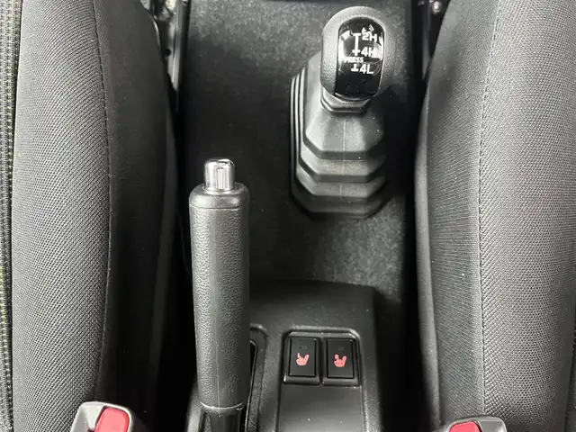 スズキ ジムニー XC 高知県 2023(令5)年 2.8万km ピュアホワイトP ETC/ターボ/AAC/クルーズコントロール/MT車/アイドリングストップ/スマートキー/社外フロアマット/純正16インチアルミホイール/横滑り防止装置/レーンキープアシスト/盗難防止装置/衝突被害軽減システム/オートライト/ヒルディセントコントロール/本革巻きステアリング/運転席＋助手席＋サイドエアバッグ/LEDヘッドライト