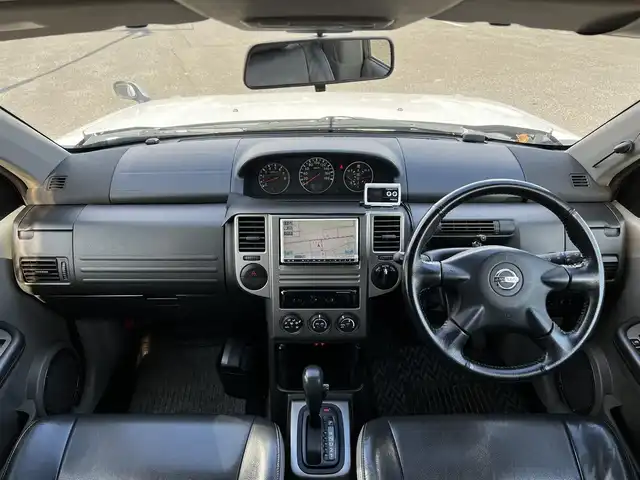 日産 エクストレイル Xtt 道央・札幌 2005(平17)年 17.4万km ホワイトパール ４WD/純正メモリーナビ/AM/FM/SD/CD/DVD/ワンセグ/バックカメラ/レザーシート/前席シートヒーター/革巻きステアリング/スマートキー/フォグランプ/ハロゲンヘッドライト/電動格納ミラー/社外フロアマット/ドアバイザー/スペアキー/ルーフレール/レーダー探知機