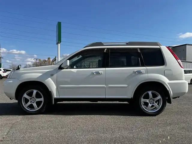 日産 エクストレイル Xtt 道央・札幌 2005(平17)年 17.4万km ホワイトパール ４WD/純正メモリーナビ/AM/FM/SD/CD/DVD/ワンセグ/バックカメラ/レザーシート/前席シートヒーター/革巻きステアリング/スマートキー/フォグランプ/ハロゲンヘッドライト/電動格納ミラー/社外フロアマット/ドアバイザー/スペアキー/ルーフレール/レーダー探知機
