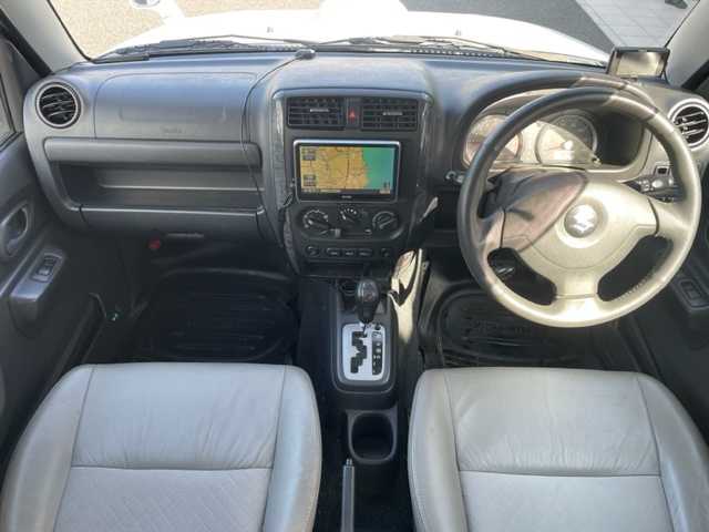 スズキ ジムニー ランドベンチャー 茨城県 2008(平20)年 4.8万km パールホワイト ナビ/-AM/FM/TV/ルーフレール /ETC /D席シートヒーター /前方ドライブレコーダー /純正アルミホイール /スペアキー /スペアタイヤ /リモコンキー /ASSURAレーダー探知機 /ハーフレザーシート /4WD /パワーウィンドウ