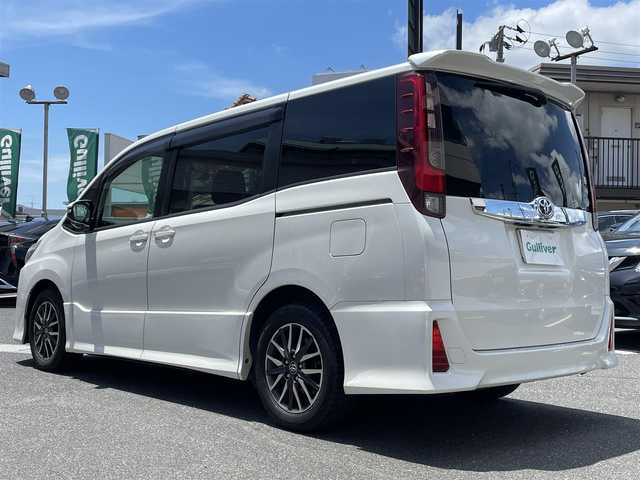 トヨタ ノア Si 岡山県 2014(平26)年 10.2万km ホワイトパールクリスタルシャイン 登録時走行距離101698km/フリップダウンモニター/社外SDナビ/(AM/FM/TV/DISC/BT/DS)/アイドリングストップ/バックカメラ/ビルトインETC/前後ドライブレコーダー/両側パワースライドドア/クルーズコントロール/F+Rエアロ/スマートキー/スペアキー×1/プッシュスタート/純正16インチアルミホイール/LEDヘッドライト