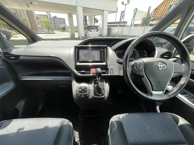 トヨタ ノア Si 岡山県 2014(平26)年 10.2万km ホワイトパールクリスタルシャイン 登録時走行距離101698km/フリップダウンモニター/社外SDナビ/(AM/FM/TV/DISC/BT/DS)/アイドリングストップ/バックカメラ/ビルトインETC/前後ドライブレコーダー/両側パワースライドドア/クルーズコントロール/F+Rエアロ/スマートキー/スペアキー×1/プッシュスタート/純正16インチアルミホイール/LEDヘッドライト