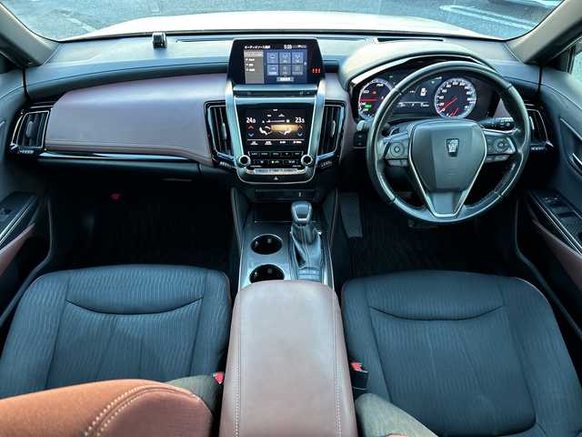 トヨタ クラウン ハイブリッド RS 福岡県 2018(平30)年 12.4万km プレシャスシルバー メーカーナビ　バックカメラ　フルセグＴＶ　２．０ＥＴＣ　ＵＳＢ　ドラレコ　BT　ＣＤ　ソナー　パドルシフト　パワーシート　シートヒーター　ステアヒーター　パドルシフト　ＬＥＤライト オートライト