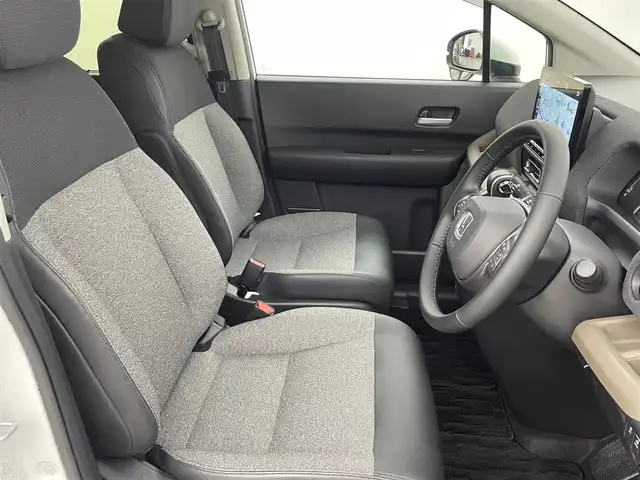 ホンダ フリード AIR EX 福岡県 2024(令6)年 1.5万km プラチナホワイトパール 純正１１．４型ナビ／フルセグＴＶ　/バックカメラ　/ナビ連動前後ドラレコ　/ＥＴＣ　/レーダークルコン　/コーナーセンサー　/衝突被害軽減ブレーキ　/レーンキープ　/ＢＳＭ　/アクセル踏み間違い防止　/両側電動スライドドア　/シートヒーター　/ハーフレザーシート　/純正1５インチアルミホイール　/ＬＥＤヘッドライト