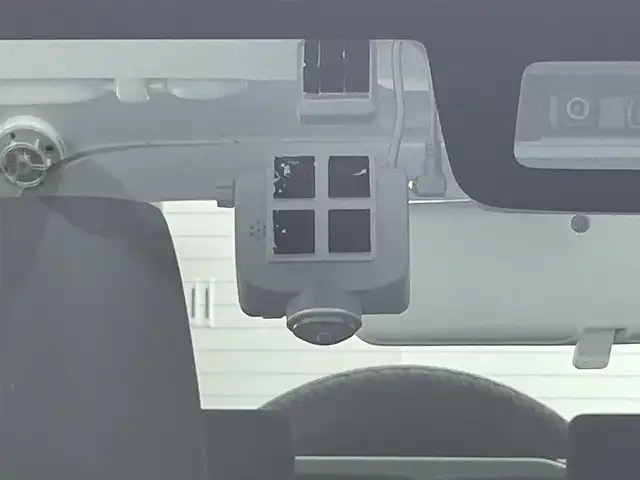 スズキ ジムニー シエラ JC 道央・札幌 2023(令5)年 2.7万km ピュアホワイトP ・衝突軽減ブレーキ/・社外ＳＤナビ/・ＥＴＣ/・クルーズコントロール/・シートヒーター/・ダウンヒルアシストコントロール/・全方位ドライブレコーダー/・レーンアシスト/・アイドリングストップ/・スマートキー＆プッシュスタート/・ヘッドライトウォッシャー/・CD／DVD再生/・フルセグTV/・LEDヘッドライト/・フロントフォグランプ/・オートエアコン/。横滑り防止機能/・２WD／４WD切替/・盗難防止装置