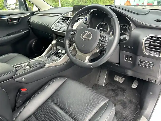 レクサス ＮＸ 300h バージョンL 鹿児島県 2014(平26)年 8.9万km ソニッククォーツ 4WD/プリクラッシュセーフティ/純正SDナビ/CD/DVD/BD/フルセグ/MSV/全方位モニター/レーダークルーズコントロール/LEDヘッドライト/レザーシート/シートヒーター/エアシート/前席パワーシート/スマートキー/カードキー/純正ドライブレコーダー/ビルトインETC2.0
