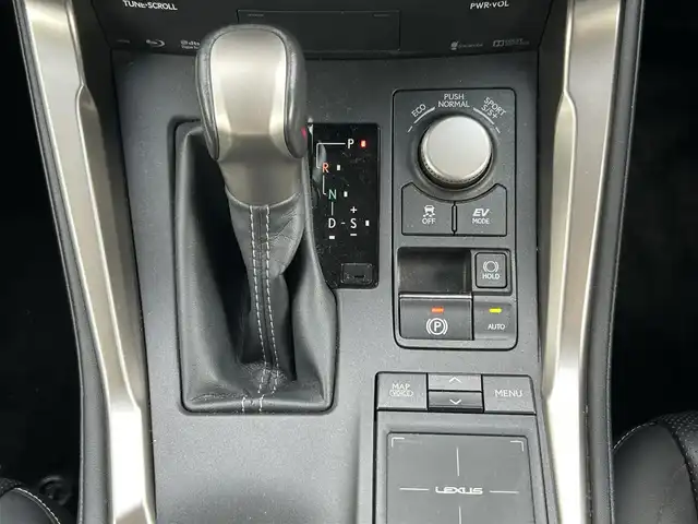 レクサス ＮＸ 300h バージョンL 鹿児島県 2014(平26)年 8.9万km ソニッククォーツ 4WD/プリクラッシュセーフティ/純正SDナビ/CD/DVD/BD/フルセグ/MSV/全方位モニター/レーダークルーズコントロール/LEDヘッドライト/レザーシート/シートヒーター/エアシート/前席パワーシート/スマートキー/カードキー/純正ドライブレコーダー/ビルトインETC2.0