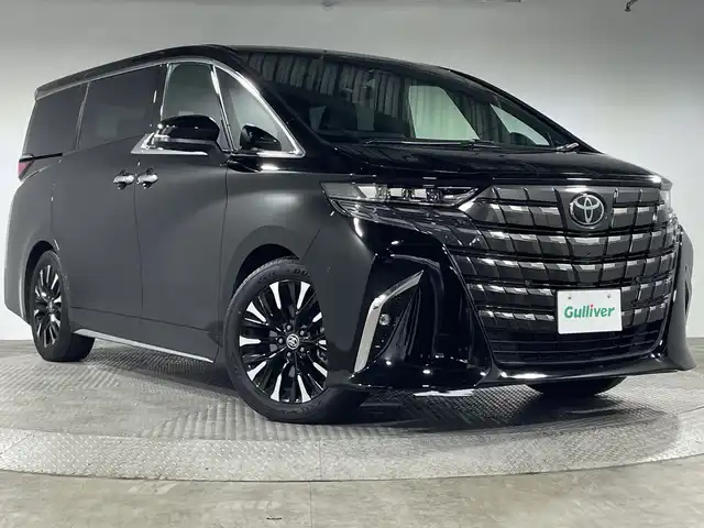 トヨタ アルファードハイブリット エグゼクティブ ラウンジ 神奈川県 2024(令6)年 1.3万km ブラック 純正14型ディスプレーオーディオプラス/・CD/DVD/BT/フルセグTV/HDMI/MiraCast/パノラミックビューカメラ/純正13.2型有機EL後席モニター【V13T-R72F】/ムーンルーフ/JBLプレミアムサウンド/パワーサンシェード/両側電動スライドドア/デジタルインナーミラー/セーフティセンス/トヨタチームメイト/ブラインドスポットモニター/プリクラッシュセーフティ/レーントレーシングアシスト/レーンディパーチャーアラート/レーダークルーズコントロール/アダブティブハイビームシステム/ロードサインアシスト/ドライバー異常対応システム/プロアクティブドライビングアシスト/発進遅れ告知機能/アドバンスパーク/パーキングサポートブレーキ/アドバンストドライブ/レーンチェンジアシスト/前後ソナー/パワーバックドア/パドルシフト/ステアリングヒーター/合皮シート/前席・2列目パワーシート/シートヒーター/ベンチレーション/運転席ポジションメモリー/置くだけ充電/AC100V/2列目エグセクティブパワーシート/ETC2.0/3眼LEDヘッドライト/純正19インチアルミホイール