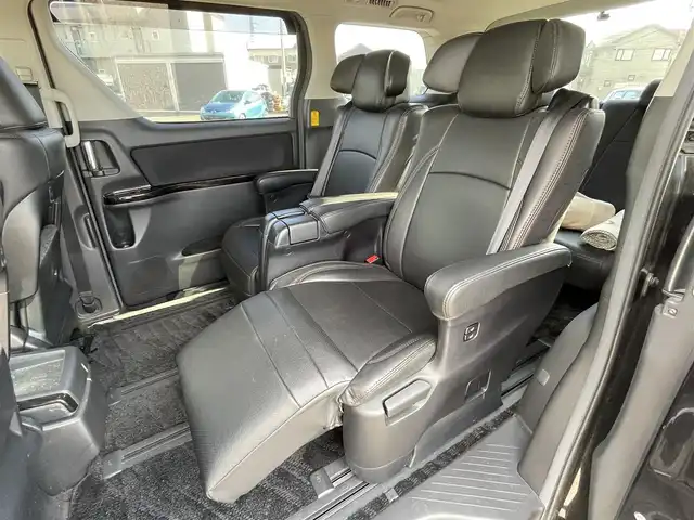 トヨタ ヴェルファイア 2．4Z Gエディション 道央・札幌 2012(平24)年 8.4万km ブラック ４WD/純正ディーラーOPナビ/CD/DVD/BT/フルセグ/純正フリップダウンモニター/横滑り防止装置/クルーズコントロール/クリアランスソナー/パーキングアシスト/センターデフロック/バックカメラ/ビルトインETC/ドライブレコーダー/ECOMODE/nanoe/両側パワースライドドア/パワーバックドア/前席/２列目パワーシート/D席メモリーシート/N席/２列目オットマン/革巻きウッドコンビステアリング/ステアリングリモコン/MTモード付AT/プッシュスタート/スマートキー/HIDヘッドライト/オートライト/フォグランプ/電動格納ミラー/ウィンカーミラー/純正フロアマット/ドアバイザー/スペアキー/社外エンジンスターター