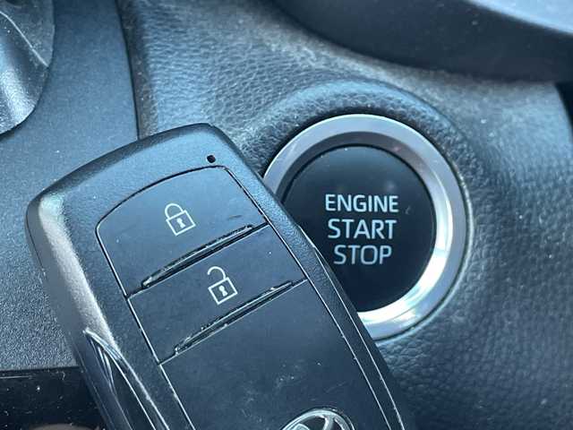 トヨタ ヤリスクロス G 東京都 2021(令3)年 2.1万km ホワイトパールクリスタルシャイン ユーザー買取車/純正ナビ/＜AM/FM/BT/Miracast/USB入力端子＞/バックビューモニター/追従クルコン/ＰＫＳＢ/ＰＣＳ/ＬＴＡ/コーナーセンサー/ビルトインＥＴＣ２．０/横滑り制御機能/ドライブモード/ヘッドライトレベライザー/オートマチックハイビーム/GRマッドフラップ/純正フロアマット