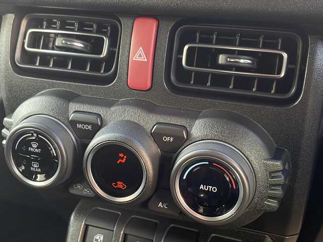 スズキ ジムニー シエラ JC 愛知県 2025(令7)年 0.1千km ジャングルグリーン 登録時３０km/スズキセーフティーサポート/・デュアルセンサーブレーキサポートII/・発進お知らせ機能/・標識認識機能/・アダプティブクルーズコントロール/・車線逸脱抑制機能/・車線逸脱警報機能/・ふらつき警報機能/・誤発進抑制機能/・後方誤発進抑制機能/・低速時ブレーキサポート（前進・後退）/・ハイビームアシスト/スマートキー/プッシュスタート/LEDヘッドライト/フォグライト/オートライト/取扱説明書/保証書/スペアスマートキー１本