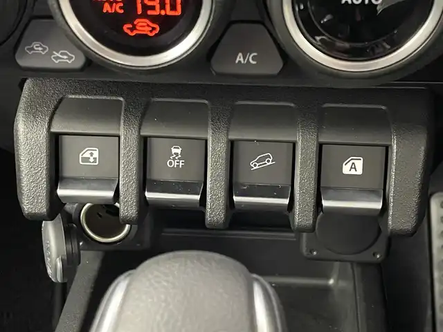 スズキ ジムニー XC 埼玉県 2023(令5)年 0.8万km ジャングルグリーン 社外ナビ　バックカメラ　クルーズコントロール　ビルトインＥＴＣ　ミラーヒーター　シートヒーター　４ＷＤ　ヘッドライトウォッシャー　純正アルミホイール　ＬＥＤライト　ドラレコ　地デジ