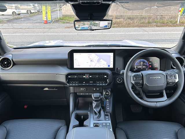 トヨタ ランドクルーザー ２５０ VX 石川県 2024(令6)年 0.1千km プラチナホワイトパールマイカ 4WD/ワンオーナー/純正12.3型メモリーナビゲーション/【FM・AM・Bluetooth・USB・HDMI・Miracast】/・フルセグTV/・パノラミックビューモニター/・JBLプレミアムサウンド/セーフティセンス/プリクラッシュセーフティ/レーダークルーズコントロール/レーントレーシングアシスト/レーンディパーチャーアラート/オートマチックハイビーム/ブラインドスポットモニター/ロードサインアシスト/発進遅れ告知機能/パーキングサポートブレーキ/トヨタチームメイト/前席ベンチレーション・シートヒーター/運転席パワーシート/ステアリングヒーター/デジタルインナーミラー/USB・HDMI端子/パワーバックドア/ムーンルーフ/ルーフレール/純正フロアマット/3眼LEDヘッドランプ/・LEDフォグランプ