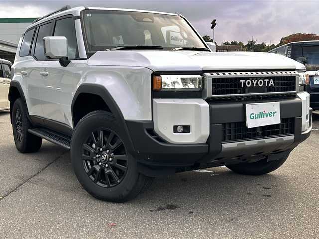 トヨタ ランドクルーザー ２５０ VX 石川県 2024(令6)年 0.1千km プラチナホワイトパールマイカ 4WD/ワンオーナー/純正12.3型メモリーナビゲーション/【FM・AM・Bluetooth・USB・HDMI・Miracast】/・フルセグTV/・パノラミックビューモニター/・JBLプレミアムサウンド/セーフティセンス/プリクラッシュセーフティ/レーダークルーズコントロール/レーントレーシングアシスト/レーンディパーチャーアラート/オートマチックハイビーム/ブラインドスポットモニター/ロードサインアシスト/発進遅れ告知機能/パーキングサポートブレーキ/トヨタチームメイト/前席ベンチレーション・シートヒーター/運転席パワーシート/ステアリングヒーター/デジタルインナーミラー/USB・HDMI端子/パワーバックドア/ムーンルーフ/ルーフレール/純正フロアマット/3眼LEDヘッドランプ/・LEDフォグランプ