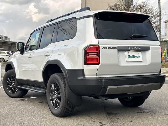 トヨタ ランドクルーザー ２５０ VX 石川県 2024(令6)年 0.1千km プラチナホワイトパールマイカ 4WD/ワンオーナー/純正12.3型メモリーナビゲーション/【FM・AM・Bluetooth・USB・HDMI・Miracast】/・フルセグTV/・パノラミックビューモニター/・JBLプレミアムサウンド/セーフティセンス/プリクラッシュセーフティ/レーダークルーズコントロール/レーントレーシングアシスト/レーンディパーチャーアラート/オートマチックハイビーム/ブラインドスポットモニター/ロードサインアシスト/発進遅れ告知機能/パーキングサポートブレーキ/トヨタチームメイト/前席ベンチレーション・シートヒーター/運転席パワーシート/ステアリングヒーター/デジタルインナーミラー/USB・HDMI端子/パワーバックドア/ムーンルーフ/ルーフレール/純正フロアマット/3眼LEDヘッドランプ/・LEDフォグランプ