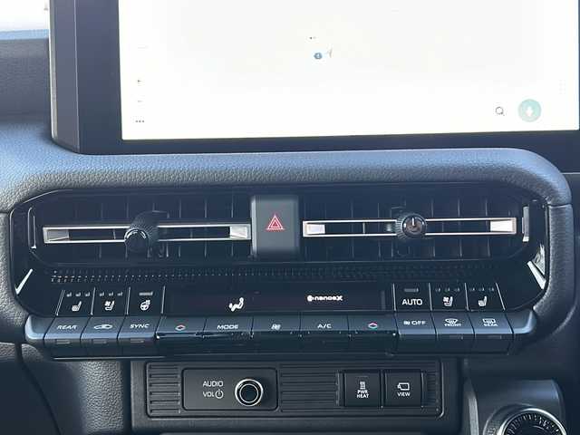 トヨタ ランドクルーザー ２５０ VX 石川県 2024(令6)年 0.1千km プラチナホワイトパールマイカ 4WD/ワンオーナー/純正12.3型メモリーナビゲーション/【FM・AM・Bluetooth・USB・HDMI・Miracast】/・フルセグTV/・パノラミックビューモニター/・JBLプレミアムサウンド/セーフティセンス/プリクラッシュセーフティ/レーダークルーズコントロール/レーントレーシングアシスト/レーンディパーチャーアラート/オートマチックハイビーム/ブラインドスポットモニター/ロードサインアシスト/発進遅れ告知機能/パーキングサポートブレーキ/トヨタチームメイト/前席ベンチレーション・シートヒーター/運転席パワーシート/ステアリングヒーター/デジタルインナーミラー/USB・HDMI端子/パワーバックドア/ムーンルーフ/ルーフレール/純正フロアマット/3眼LEDヘッドランプ/・LEDフォグランプ