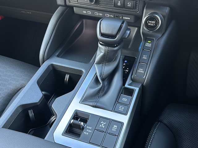 トヨタ ランドクルーザー ２５０ VX 石川県 2024(令6)年 0.1千km プラチナホワイトパールマイカ 4WD/ワンオーナー/純正12.3型メモリーナビゲーション/【FM・AM・Bluetooth・USB・HDMI・Miracast】/・フルセグTV/・パノラミックビューモニター/・JBLプレミアムサウンド/セーフティセンス/プリクラッシュセーフティ/レーダークルーズコントロール/レーントレーシングアシスト/レーンディパーチャーアラート/オートマチックハイビーム/ブラインドスポットモニター/ロードサインアシスト/発進遅れ告知機能/パーキングサポートブレーキ/トヨタチームメイト/前席ベンチレーション・シートヒーター/運転席パワーシート/ステアリングヒーター/デジタルインナーミラー/USB・HDMI端子/パワーバックドア/ムーンルーフ/ルーフレール/純正フロアマット/3眼LEDヘッドランプ/・LEDフォグランプ