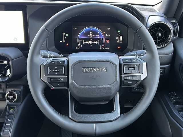 トヨタ ランドクルーザー ２５０ VX 石川県 2024(令6)年 0.1千km プラチナホワイトパールマイカ 4WD/ワンオーナー/純正12.3型メモリーナビゲーション/【FM・AM・Bluetooth・USB・HDMI・Miracast】/・フルセグTV/・パノラミックビューモニター/・JBLプレミアムサウンド/セーフティセンス/プリクラッシュセーフティ/レーダークルーズコントロール/レーントレーシングアシスト/レーンディパーチャーアラート/オートマチックハイビーム/ブラインドスポットモニター/ロードサインアシスト/発進遅れ告知機能/パーキングサポートブレーキ/トヨタチームメイト/前席ベンチレーション・シートヒーター/運転席パワーシート/ステアリングヒーター/デジタルインナーミラー/USB・HDMI端子/パワーバックドア/ムーンルーフ/ルーフレール/純正フロアマット/3眼LEDヘッドランプ/・LEDフォグランプ