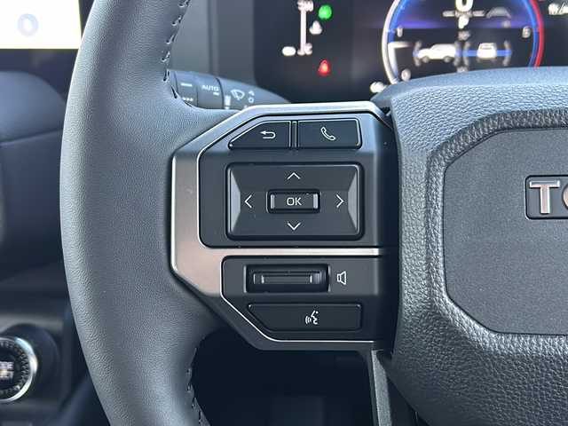 トヨタ ランドクルーザー ２５０ VX 石川県 2024(令6)年 0.1千km プラチナホワイトパールマイカ 4WD/ワンオーナー/純正12.3型メモリーナビゲーション/【FM・AM・Bluetooth・USB・HDMI・Miracast】/・フルセグTV/・パノラミックビューモニター/・JBLプレミアムサウンド/セーフティセンス/プリクラッシュセーフティ/レーダークルーズコントロール/レーントレーシングアシスト/レーンディパーチャーアラート/オートマチックハイビーム/ブラインドスポットモニター/ロードサインアシスト/発進遅れ告知機能/パーキングサポートブレーキ/トヨタチームメイト/前席ベンチレーション・シートヒーター/運転席パワーシート/ステアリングヒーター/デジタルインナーミラー/USB・HDMI端子/パワーバックドア/ムーンルーフ/ルーフレール/純正フロアマット/3眼LEDヘッドランプ/・LEDフォグランプ