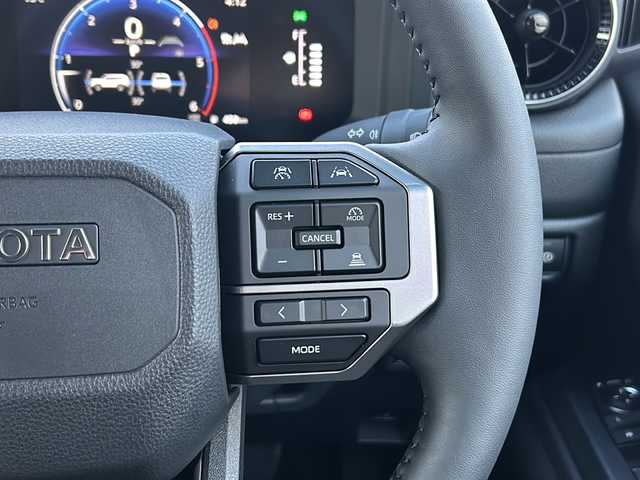 トヨタ ランドクルーザー ２５０ VX 石川県 2024(令6)年 0.1千km プラチナホワイトパールマイカ 4WD/ワンオーナー/純正12.3型メモリーナビゲーション/【FM・AM・Bluetooth・USB・HDMI・Miracast】/・フルセグTV/・パノラミックビューモニター/・JBLプレミアムサウンド/セーフティセンス/プリクラッシュセーフティ/レーダークルーズコントロール/レーントレーシングアシスト/レーンディパーチャーアラート/オートマチックハイビーム/ブラインドスポットモニター/ロードサインアシスト/発進遅れ告知機能/パーキングサポートブレーキ/トヨタチームメイト/前席ベンチレーション・シートヒーター/運転席パワーシート/ステアリングヒーター/デジタルインナーミラー/USB・HDMI端子/パワーバックドア/ムーンルーフ/ルーフレール/純正フロアマット/3眼LEDヘッドランプ/・LEDフォグランプ