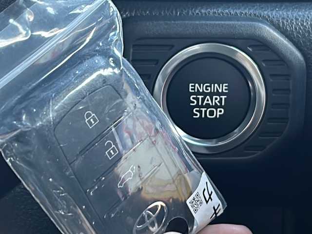 トヨタ ランドクルーザー ２５０ VX 石川県 2024(令6)年 0.1千km プラチナホワイトパールマイカ 4WD/ワンオーナー/純正12.3型メモリーナビゲーション/【FM・AM・Bluetooth・USB・HDMI・Miracast】/・フルセグTV/・パノラミックビューモニター/・JBLプレミアムサウンド/セーフティセンス/プリクラッシュセーフティ/レーダークルーズコントロール/レーントレーシングアシスト/レーンディパーチャーアラート/オートマチックハイビーム/ブラインドスポットモニター/ロードサインアシスト/発進遅れ告知機能/パーキングサポートブレーキ/トヨタチームメイト/前席ベンチレーション・シートヒーター/運転席パワーシート/ステアリングヒーター/デジタルインナーミラー/USB・HDMI端子/パワーバックドア/ムーンルーフ/ルーフレール/純正フロアマット/3眼LEDヘッドランプ/・LEDフォグランプ