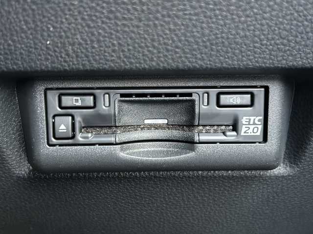 トヨタ ランドクルーザー ２５０ VX 石川県 2024(令6)年 0.1千km プラチナホワイトパールマイカ 4WD/ワンオーナー/純正12.3型メモリーナビゲーション/【FM・AM・Bluetooth・USB・HDMI・Miracast】/・フルセグTV/・パノラミックビューモニター/・JBLプレミアムサウンド/セーフティセンス/プリクラッシュセーフティ/レーダークルーズコントロール/レーントレーシングアシスト/レーンディパーチャーアラート/オートマチックハイビーム/ブラインドスポットモニター/ロードサインアシスト/発進遅れ告知機能/パーキングサポートブレーキ/トヨタチームメイト/前席ベンチレーション・シートヒーター/運転席パワーシート/ステアリングヒーター/デジタルインナーミラー/USB・HDMI端子/パワーバックドア/ムーンルーフ/ルーフレール/純正フロアマット/3眼LEDヘッドランプ/・LEDフォグランプ