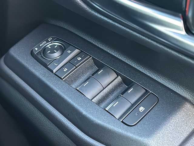 トヨタ ランドクルーザー ２５０ VX 石川県 2024(令6)年 0.1千km プラチナホワイトパールマイカ 4WD/ワンオーナー/純正12.3型メモリーナビゲーション/【FM・AM・Bluetooth・USB・HDMI・Miracast】/・フルセグTV/・パノラミックビューモニター/・JBLプレミアムサウンド/セーフティセンス/プリクラッシュセーフティ/レーダークルーズコントロール/レーントレーシングアシスト/レーンディパーチャーアラート/オートマチックハイビーム/ブラインドスポットモニター/ロードサインアシスト/発進遅れ告知機能/パーキングサポートブレーキ/トヨタチームメイト/前席ベンチレーション・シートヒーター/運転席パワーシート/ステアリングヒーター/デジタルインナーミラー/USB・HDMI端子/パワーバックドア/ムーンルーフ/ルーフレール/純正フロアマット/3眼LEDヘッドランプ/・LEDフォグランプ