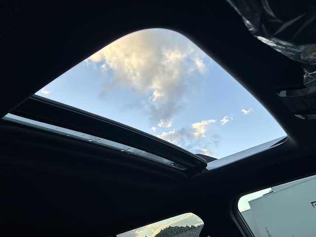 トヨタ ランドクルーザー ２５０ VX 石川県 2024(令6)年 0.1千km プラチナホワイトパールマイカ 4WD/ワンオーナー/純正12.3型メモリーナビゲーション/【FM・AM・Bluetooth・USB・HDMI・Miracast】/・フルセグTV/・パノラミックビューモニター/・JBLプレミアムサウンド/セーフティセンス/プリクラッシュセーフティ/レーダークルーズコントロール/レーントレーシングアシスト/レーンディパーチャーアラート/オートマチックハイビーム/ブラインドスポットモニター/ロードサインアシスト/発進遅れ告知機能/パーキングサポートブレーキ/トヨタチームメイト/前席ベンチレーション・シートヒーター/運転席パワーシート/ステアリングヒーター/デジタルインナーミラー/USB・HDMI端子/パワーバックドア/ムーンルーフ/ルーフレール/純正フロアマット/3眼LEDヘッドランプ/・LEDフォグランプ