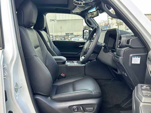 トヨタ ランドクルーザー ２５０ VX 石川県 2024(令6)年 0.1千km プラチナホワイトパールマイカ 4WD/ワンオーナー/純正12.3型メモリーナビゲーション/【FM・AM・Bluetooth・USB・HDMI・Miracast】/・フルセグTV/・パノラミックビューモニター/・JBLプレミアムサウンド/セーフティセンス/プリクラッシュセーフティ/レーダークルーズコントロール/レーントレーシングアシスト/レーンディパーチャーアラート/オートマチックハイビーム/ブラインドスポットモニター/ロードサインアシスト/発進遅れ告知機能/パーキングサポートブレーキ/トヨタチームメイト/前席ベンチレーション・シートヒーター/運転席パワーシート/ステアリングヒーター/デジタルインナーミラー/USB・HDMI端子/パワーバックドア/ムーンルーフ/ルーフレール/純正フロアマット/3眼LEDヘッドランプ/・LEDフォグランプ