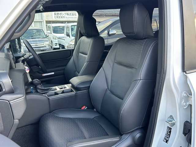 トヨタ ランドクルーザー ２５０ VX 石川県 2024(令6)年 0.1千km プラチナホワイトパールマイカ 4WD/ワンオーナー/純正12.3型メモリーナビゲーション/【FM・AM・Bluetooth・USB・HDMI・Miracast】/・フルセグTV/・パノラミックビューモニター/・JBLプレミアムサウンド/セーフティセンス/プリクラッシュセーフティ/レーダークルーズコントロール/レーントレーシングアシスト/レーンディパーチャーアラート/オートマチックハイビーム/ブラインドスポットモニター/ロードサインアシスト/発進遅れ告知機能/パーキングサポートブレーキ/トヨタチームメイト/前席ベンチレーション・シートヒーター/運転席パワーシート/ステアリングヒーター/デジタルインナーミラー/USB・HDMI端子/パワーバックドア/ムーンルーフ/ルーフレール/純正フロアマット/3眼LEDヘッドランプ/・LEDフォグランプ