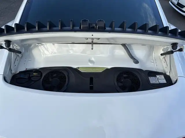 ポルシェ ９１１ カレラ 愛知県 2020(令2)年 1.7万km ピュアホワイト /禁煙/正規ディーラー車/ディーラー記録簿R2.3.4.5.7//スポーツクロノパッケージ/エグゾースト/PASM//純正ナビ/BT/USB/AndroidAuto/AppleCarPlay//全方位カメラ/ETC/ドラレコ//革巻きステア/ステアスイッチ/パドルシフト//黒革シート/シートヒーター//電動パーキングブレーキ//電動リアスポイラー//照明付きバニティミラー//走行モード//ポルシェアクティブセーフ//マトリクスLEDヘッドライト//新車時保証書//取扱説明書//スペアスマートキー