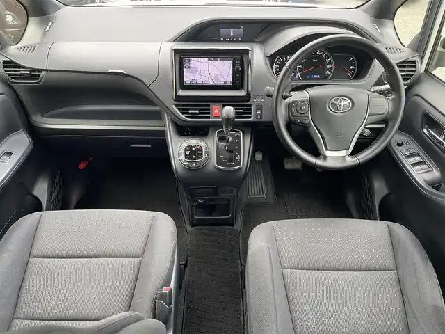 トヨタ ノア G 福岡県 2014(平26)年 12万km ホワイトパールクリスタルシャイン (株)IDOMが運営する【じしゃロン八幡西店】の自社ローン専用車両になります。こちらは現金またはオートローンご利用時の価格です。自社ローンご希望の方は別途その旨お申付け下さい/純正SDナビ【NSZN-W64T】/(Bluetooth/CD/SD/フルセグTV)/片側電動スライドドア/アイドリングストップ/クルーズコントロール(追従走行なし)/フリップダウンモニター/横滑り防止装置/ステアリングリモコン/エンジンプッシュスタート/ビルトインETC/バックカメラ/リアサンシェード/純正フロアマット/純正15インチアルミホイール/オートライト/オートマチックハイビーム/スマートキー