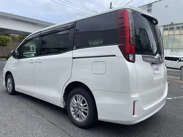 トヨタ ノア G 福岡県 2014(平26)年 12万km ホワイトパールクリスタルシャイン (株)IDOMが運営する【じしゃロン八幡西店】の自社ローン専用車両になります。こちらは現金またはオートローンご利用時の価格です。自社ローンご希望の方は別途その旨お申付け下さい/純正SDナビ【NSZN-W64T】/(Bluetooth/CD/SD/フルセグTV)/片側電動スライドドア/アイドリングストップ/クルーズコントロール(追従走行なし)/フリップダウンモニター/横滑り防止装置/ステアリングリモコン/エンジンプッシュスタート/ビルトインETC/バックカメラ/リアサンシェード/純正フロアマット/純正15インチアルミホイール/オートライト/オートマチックハイビーム/スマートキー