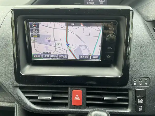 トヨタ ノア G 福岡県 2014(平26)年 12万km ホワイトパールクリスタルシャイン (株)IDOMが運営する【じしゃロン八幡西店】の自社ローン専用車両になります。こちらは現金またはオートローンご利用時の価格です。自社ローンご希望の方は別途その旨お申付け下さい/純正SDナビ【NSZN-W64T】/(Bluetooth/CD/SD/フルセグTV)/片側電動スライドドア/アイドリングストップ/クルーズコントロール(追従走行なし)/フリップダウンモニター/横滑り防止装置/ステアリングリモコン/エンジンプッシュスタート/ビルトインETC/バックカメラ/リアサンシェード/純正フロアマット/純正15インチアルミホイール/オートライト/オートマチックハイビーム/スマートキー